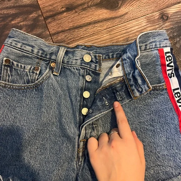 Vintage Levi’s shorts - Picture 2 of 6